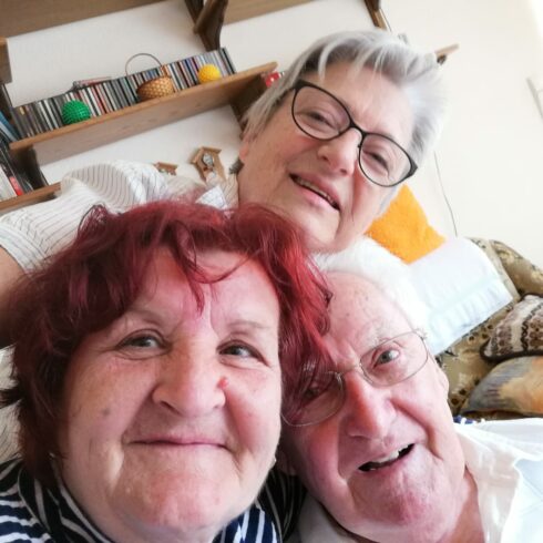 Johanna B. mit 24h Pflegerin und Tochter