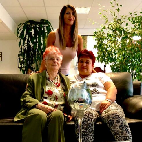 Erna R., Kundin der 24 Stunden Pflege, ihre Pflegerin und Diana im Büro,