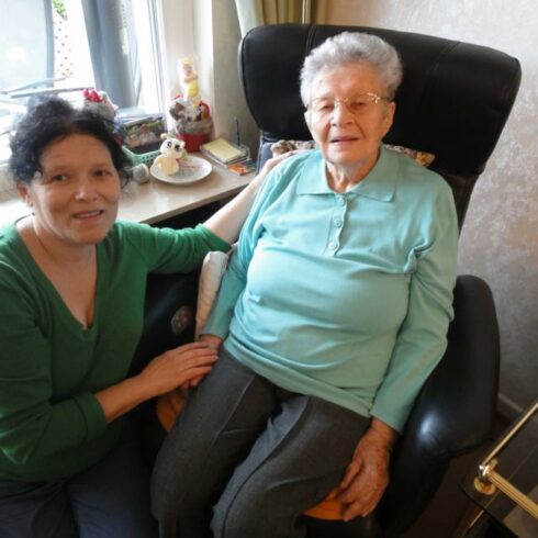 Pflegerin zusammen mit Kundin der 24 Stunden Pflege