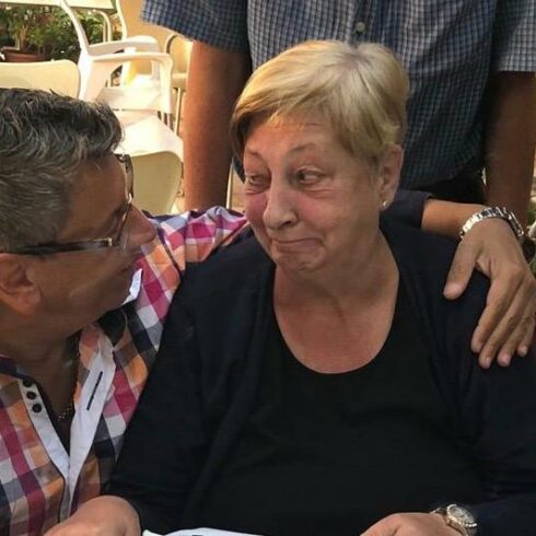 Monika E., Kundin der 24h Pflege, in freundlichem Gespräch mit Christoph Hofmann