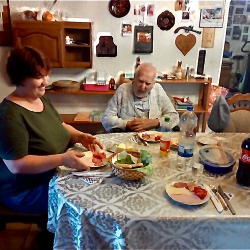 Gabriele L. mit häuslicher 24 Stunden Pflege beim Essen