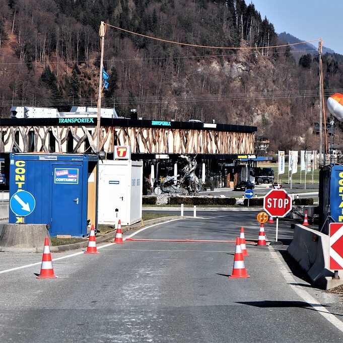 Pflegekräfte sitzen wegen Reiseverbot und fehlender Arbeitserlaubnis an Grenzen fest(Foto: Reinhard Thrainer/Pixabay)