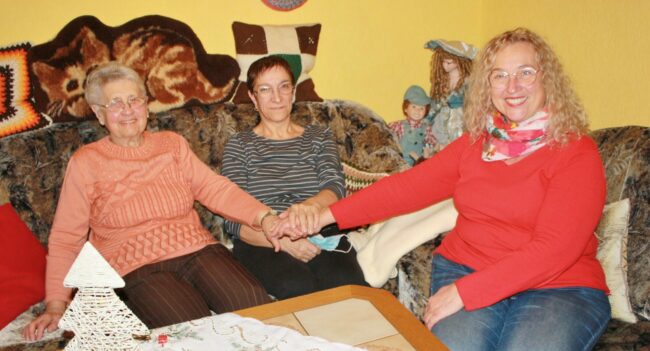 Frau W. und Tochter Martine mit ihrer 24 Stunden Pflegekraft